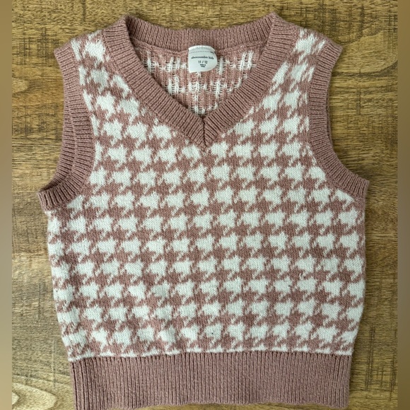 abercrombie kids Sweaters - Abercrombie Kids Pink and White V-Neck Sweater Vest-Size 11/12